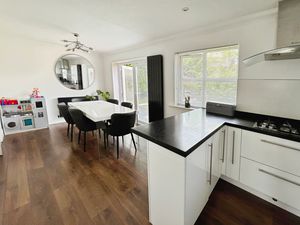 Kitchen diner- click for photo gallery